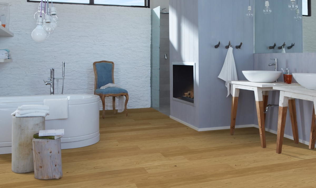 parkett-im-badezimmer-mit-badewanne-waschtischen-und-stuehlen