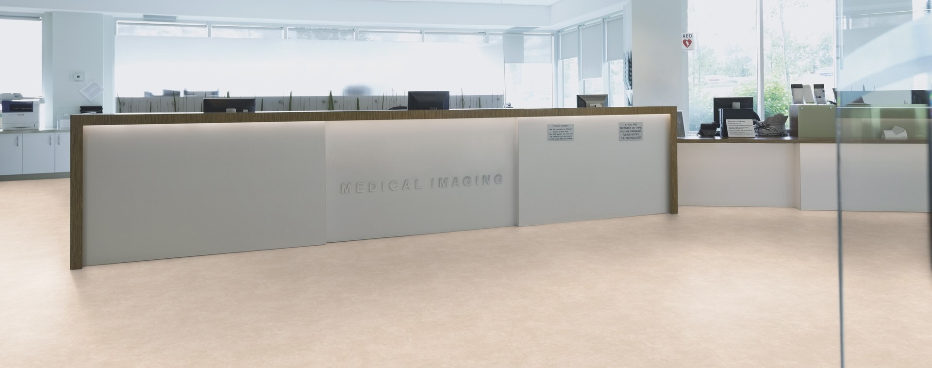 linoleum-boden-referenzbild-mit-sitzmoeglichkeiten-und-schreibtischen