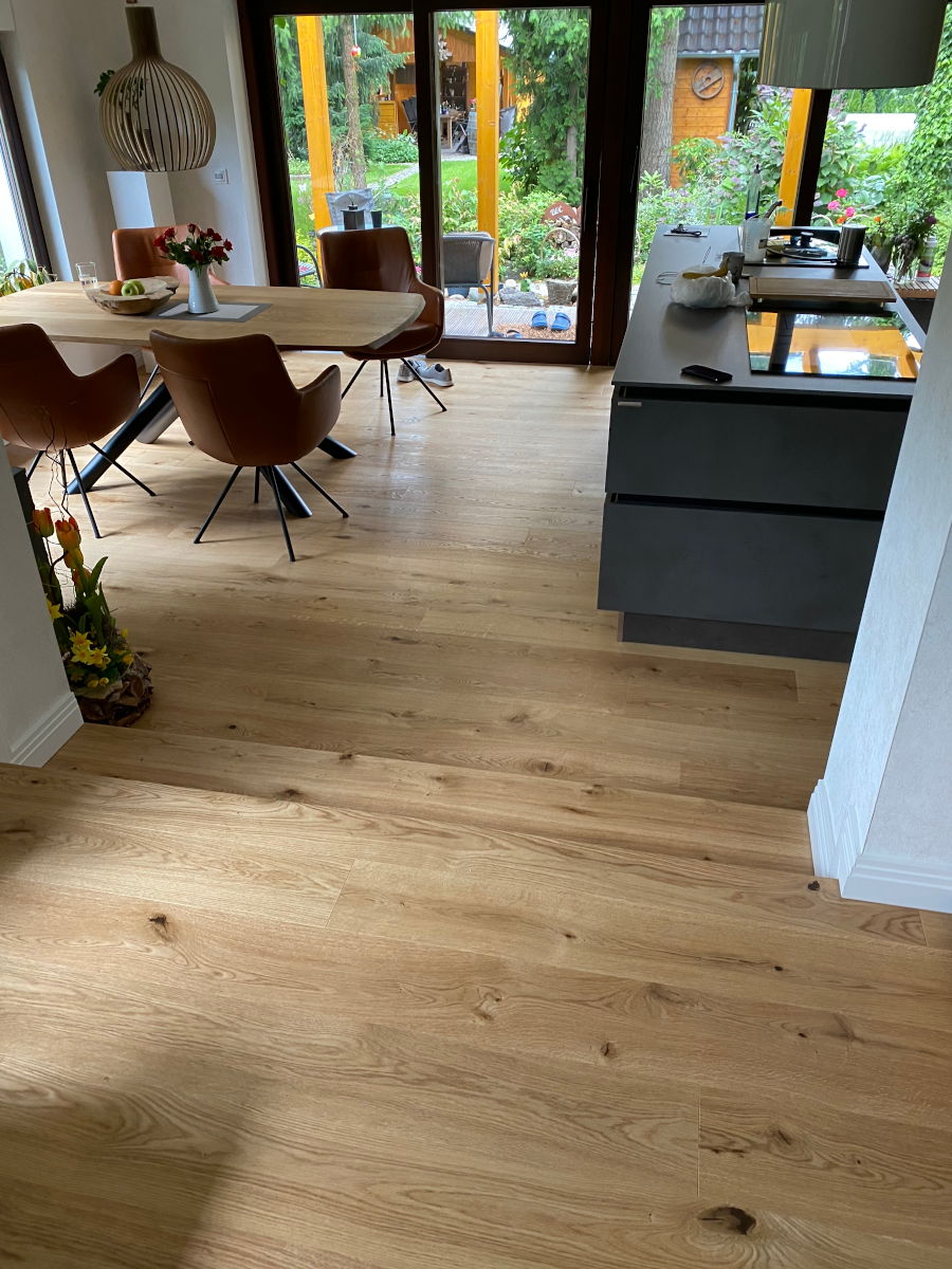 parkettboden-in-einer-kueche-mit-esszimmer