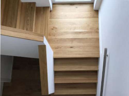 Burgdiele auf Treppe verlegt